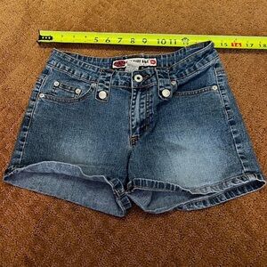 One Tuff Babe vintage snap button design denim shorts women’s 7/8
